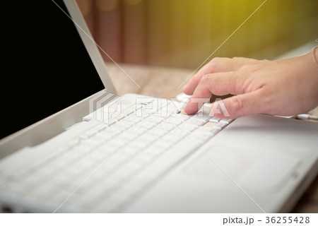 Close-up image Press the button Close-up image Press the button 36255428