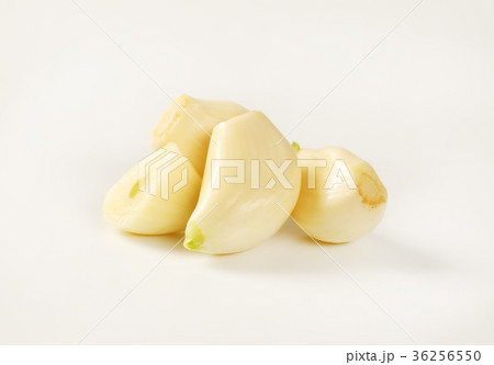 cloves of fresh garlic cloves of fresh garlic 36256550