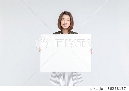 ホワイトボードを持つ女性 36258137