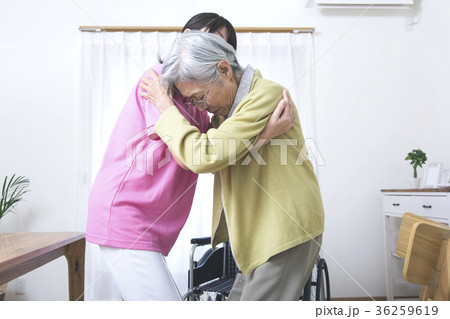 高齢者介護 介助シーン 移乗 トランスファー 高齢者介護 介助シーン 移乗 トランスファー 36259619