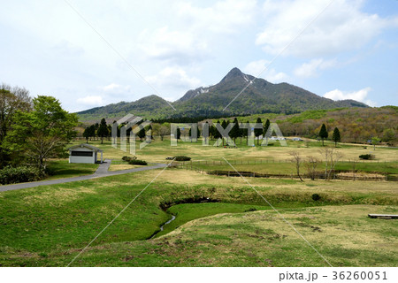 鏡ヶ成高原から望む、山陰のマッターホルン・烏ヶ山 36260051