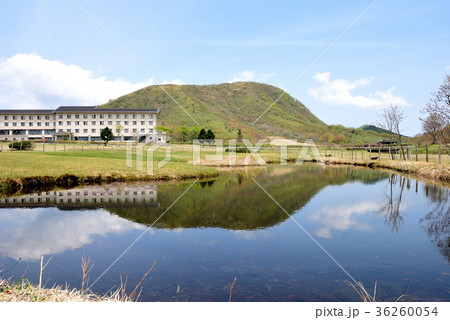 池に映りこむ象山と休暇村奥大山 36260054