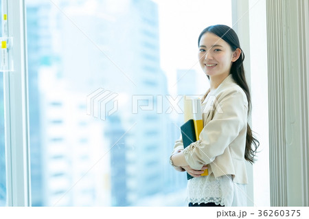 女性会社員　OL　ビジネスイメージ　オフィスレディ 36260375