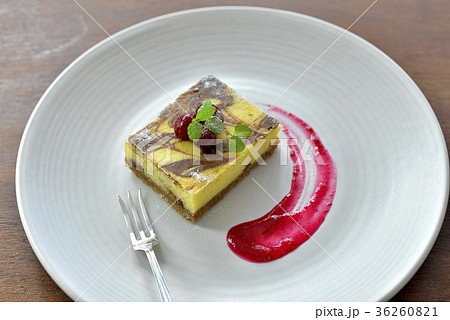 マーブル ベイクドチーズケーキ クランベリーソースの写真素材