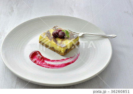 マーブル、ベイクドチーズケーキ　クランベリーソース 36260851