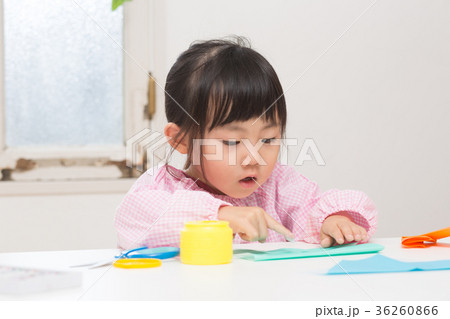 折り紙をして遊ぶ子ども 折り紙をして遊ぶ子ども 36260866
