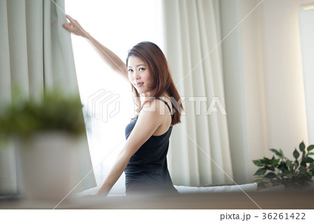 くつろぐ女性 36261422