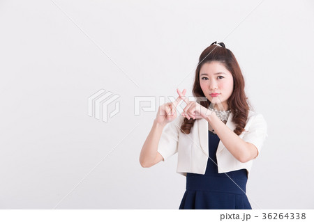 ドレッシーな女性・白バック 36264338