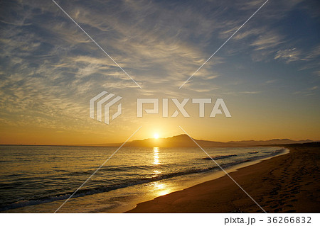 弓ヶ浜から望む大山の日の出の写真素材