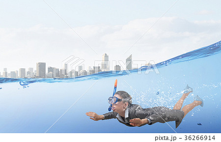 Woman under water 36266914