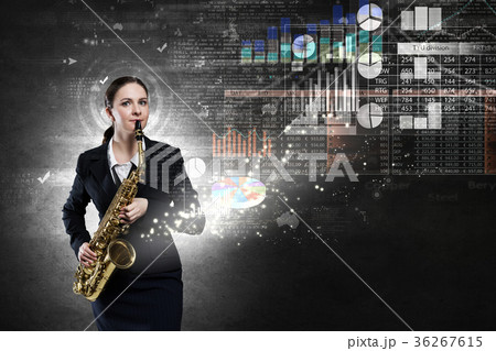 Woman saxophonist 36267615