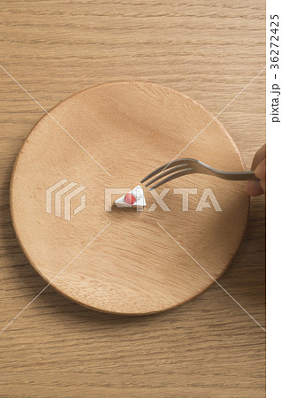 ダイエットイメージ　小さいケーキを食べる 36272425