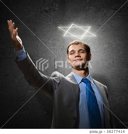 Gesturing businessman 36277414