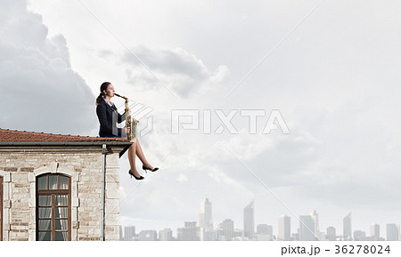 Woman saxophonist 36278024