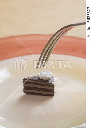 ダイエットイメージ 小さいケーキを食べるの写真素材