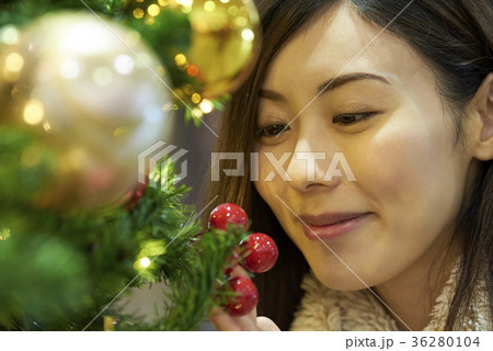 クリスマスツリーと女性 クリスマスツリーと女性 36280104