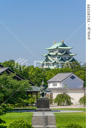 加藤清正像と名古屋城と新緑 36280399