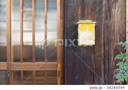 昭和な玄関先と牛乳瓶受けの写真素材
