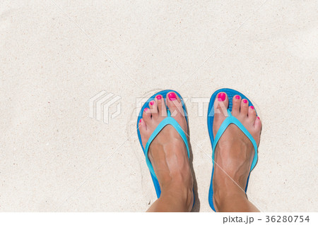 Woman legs stands in sea water on a tropic beach 36280754