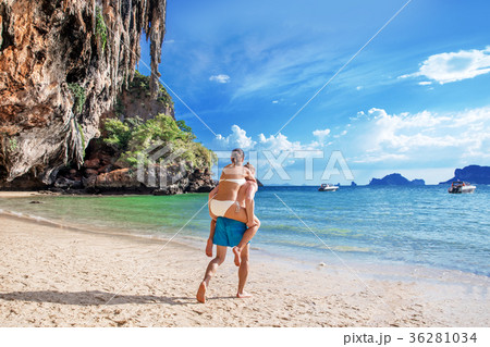 couple love boyfriend carrying his girlfriend 36281034