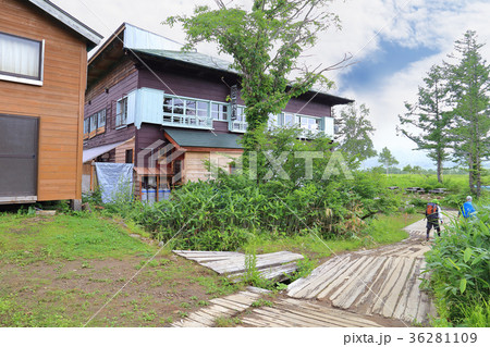 尾瀬 見晴十字路の山小屋とハイカー 36281109