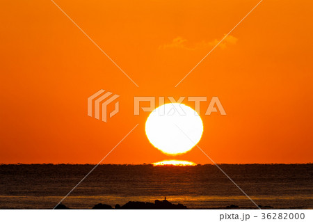 ダルマ太陽(2月 三重県 日の出 朝日) ダルマ太陽(2月 三重県 日の出 朝日) 36282000