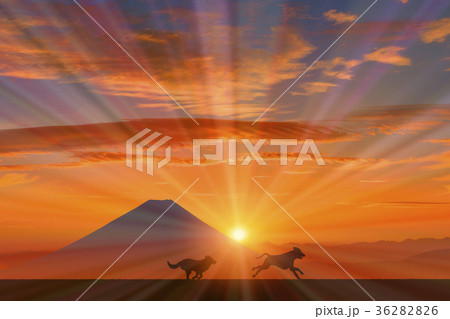 富士山と朝日に犬 36282826