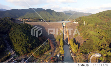 空撮 夕日に照らされるダム(朝倉市寺内ダム) 空撮 夕日に照らされるダム(朝倉市寺内ダム) 36284320