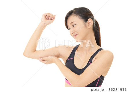二の腕をつまむ女性の写真素材