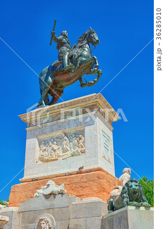 Statue of Reinando Isabel Segunda de Borbon 36285010