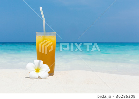 Cocktails in glass on white sandy beach Cocktails in glass on white sandy beach 36286309