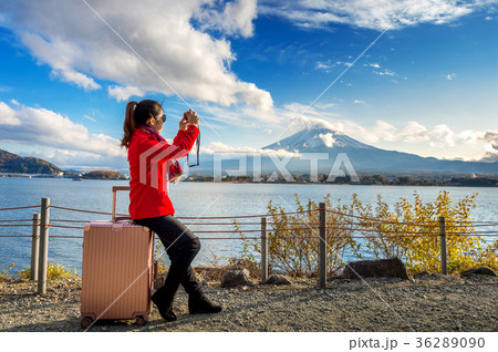 Woman take a photo at Fuji mountains.  36289090