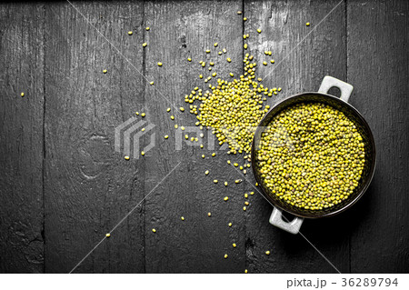 Green beans in a bowl . On the black wooden table. 36289794