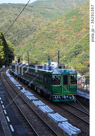 JR四国、土讃線の小歩危駅に停車する特急観光列車「四国まんなか千年ものがたり」 36291367