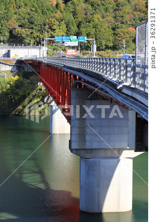 三好市の池田ダム湖にかかる「池田大橋」 36291371