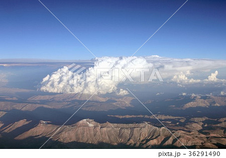 南米チリ中部、夏のアンデス山脈と上空に発生し発達する雄大積雲 南米チリ中部、夏のアンデス山脈と上空に発生し発達する雄大積雲 36291490