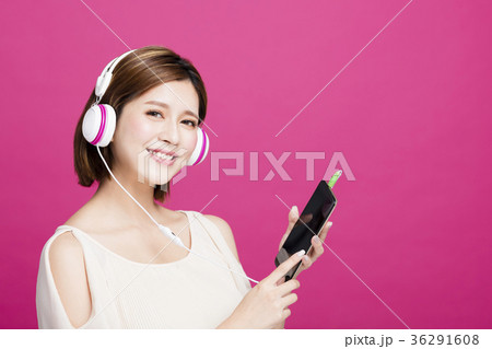 woman listening music with headphones  36291608