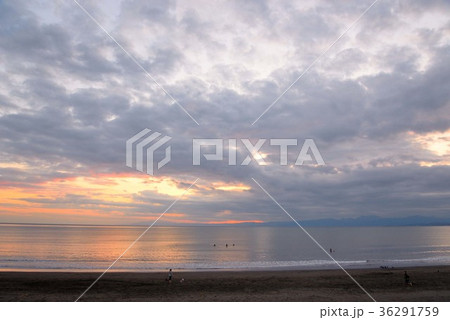 夕暮れ時の静かな湘南海岸 36291759
