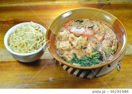 egg noodle and Chinese pork dumpling in spicy soup 36292986