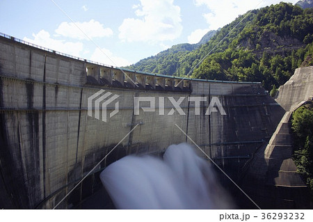 黒部ダムの観光放水 36293232