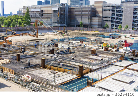 大規模建設現場のある都市風景 大規模建設現場のある都市風景 36294110