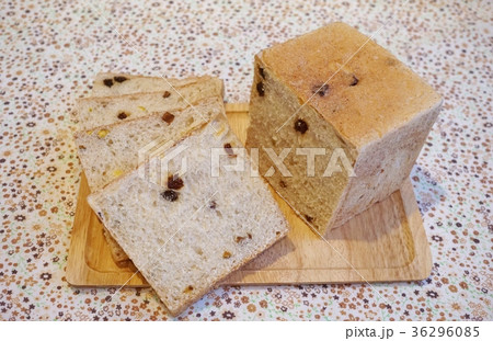 ドライレーズン、ドライマンゴー、ピスタチオ入の食パン ドライレーズン、ドライマンゴー、ピスタチオ入の食パン 36296085