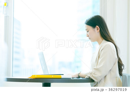 女性会社員　OL　ビジネスイメージ　オフィスレディ 36297019