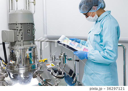 Inspector in the production control process 36297121