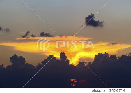Background with a blue sky with clouds at sunset o Background with a blue sky with clouds at sunset o 36297144