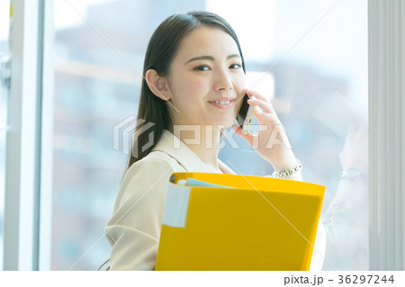 電話をする女性会社員　OL　ビジネスイメージ　オフィスレディ 36297244