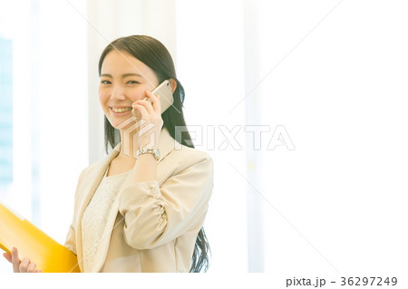 電話をする女性会社員　OL　ビジネスイメージ　オフィスレディ 36297249