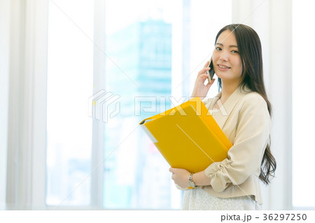 電話をする女性会社員 OL ビジネスイメージ オフィスレディ 電話をする女性会社員 OL ビジネスイメージ オフィスレディ 36297250