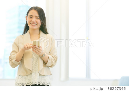 スマホを持った	女性会社員　OL　ビジネスイメージ　オフィスレディ 36297346