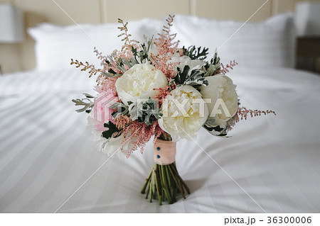 wedding bouquet with white and pink flowersの写真素材 [36300006